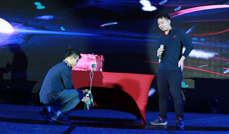 魔术表演.jpg